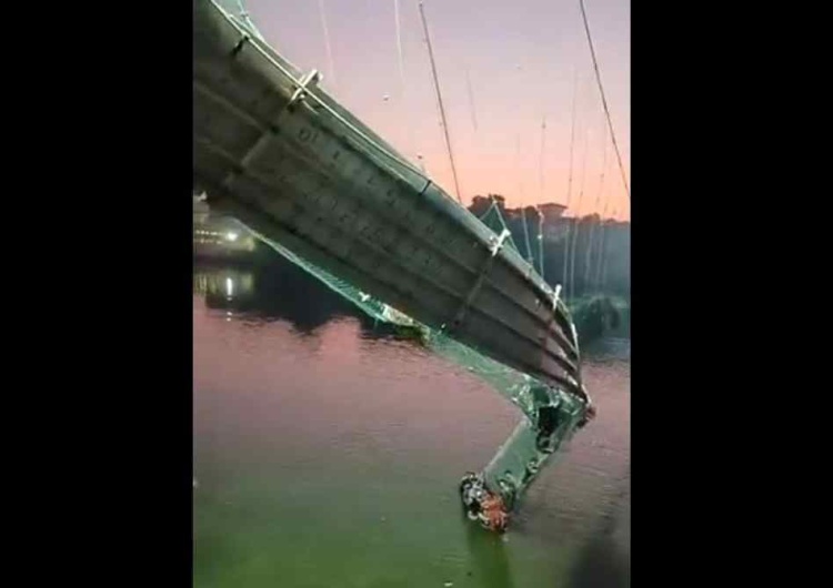 Most w Indiach Indie: Zarwał się most wiszący. Rośnie liczba ofiar