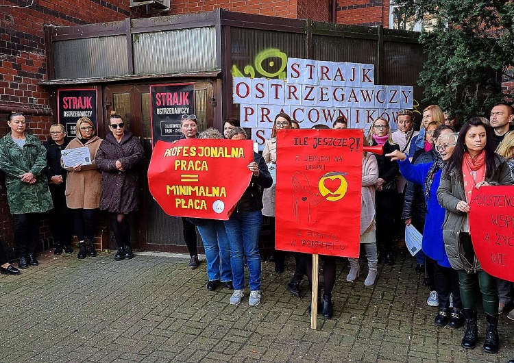  „Żadna praca nie hańbi, co innego wynagrodzenie”. Strajk ostrzegawczy pracowników MOPS i DPS w Legnicy