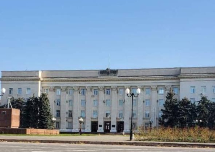Siedziba okupacyjnych władz w Chersoniu. Uwagę przykuwa brak rosyjskiej flagi Ukraińskie wojsko: Usunięcie flagi Rosji z Chersonia może być prowokacją