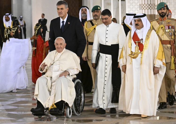 Papież Franciszek i król Hamad bin Isa Al Khalifa „Przybywam tu jako wierzący, jako chrześcijanin”. Pierwszy dzień wizyty papieża Franciszka w Bahrajnie
