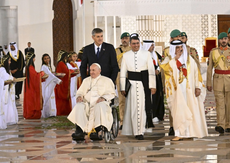Papież Franciszek i król Hamad bin Isa Al Khalifa „Niewiedza jest wrogiem pokoju”; „W ogrodzie ludzkości igra się z ogniem”. Papież na Forum na rzecz Dialogu