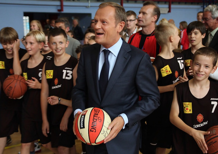 Premier Donald Tusk odwiedza szkołę podstawową w Piastowie, wrzesień 2011 Tusk strzelił samobójczą bramkę