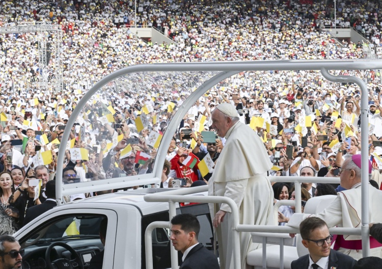 Papież Franciszek przybywa na Mszę św. na Stadionie Narodowym w Bahrajnie Historyczne wydarzenie. Tłumy na Mszy św. na Stadionie Narodowym w Bahrajnie