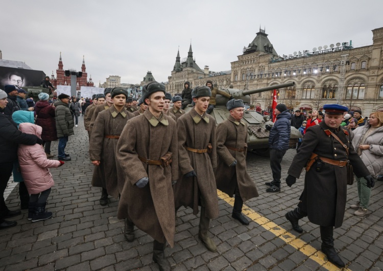 Obchody Dnia Jedności Narodowej w Rosji Rosyjskie media niezależne: Oficerowie porzucili batalion. Zginęło 500 żołnierzy
