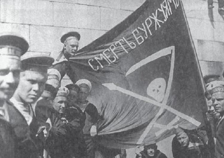 1917. Rosyjscy marynarze z Kronsztadu z transparentem 