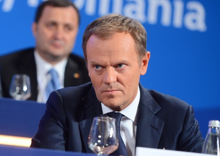 Donald Tusk Tusk odmówił udziału w debacie z Morawieckim. Zapytano Polaków, co o tym sądzą