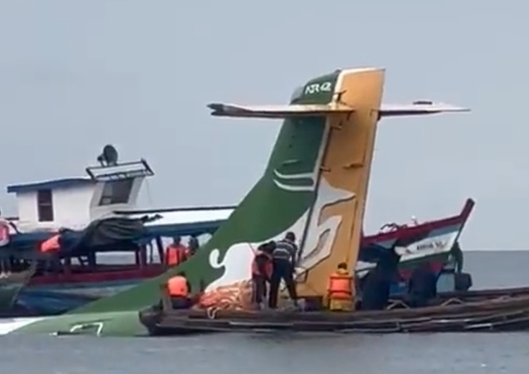  Samolot pasażerski spadł do jeziora. Trwa akcja ratunkowa [WIDEO]