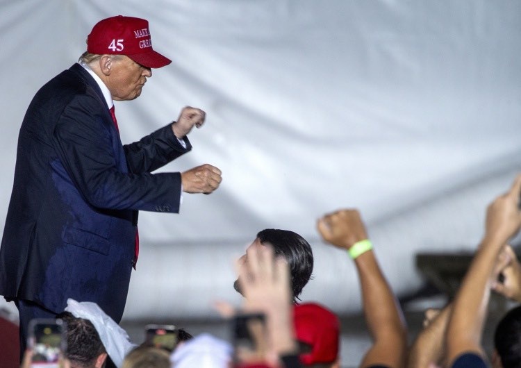 Taniec Donalda Trumpa po wygłoszeniu przemówienia na wiecu poparcia senatora Marco Rubio z Florydy Jacek Matysiak: Ostatnia szansa Ameryki!
