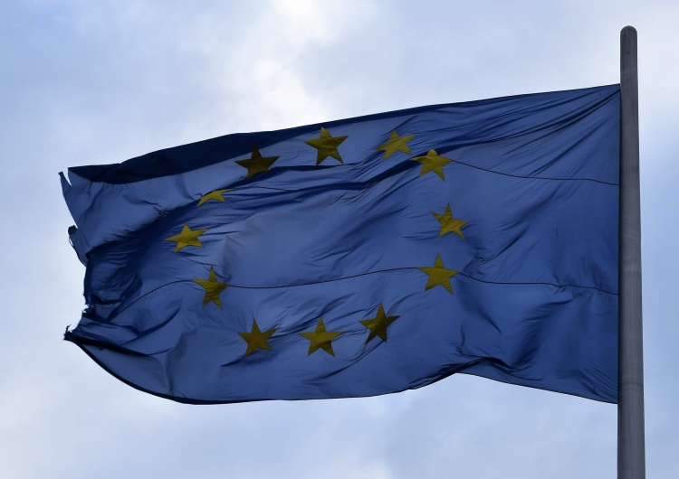 Flaga Unii Europejskiej „Komisja Europejska domaga się likwidacji obniżonego VAT-u. Jak nie, znowu nam przywali kary”