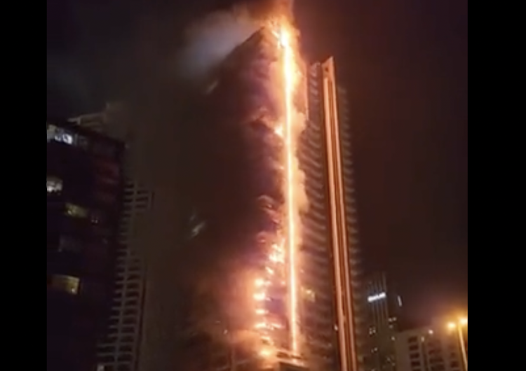 Płonie wieżowiec w Dubaju Dubaj. Pożar potężnego wieżowca. W pobliżu najwyższy budynek świata [WIDEO]  