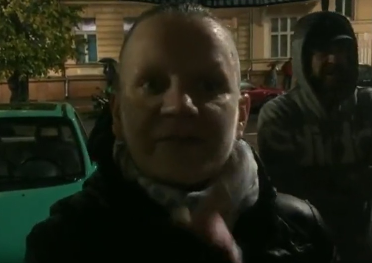 Protestująca przeciwko Kaczyńskiemu w Ełku „Bo wybiłam zęby na lodzie. Jak oni te lody robią?” Dziennikarze zadali pytanie protestującym przeciwko Kaczyńskiemu [WIDEO]