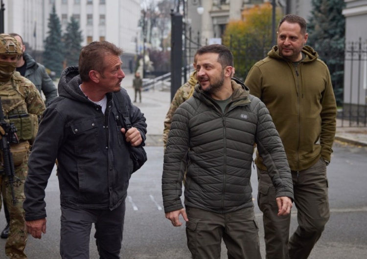 Prezydent Ukrainy Wołodymyr Zełenski spotkał się z aktorem Seanem Pennem Rosjanie wycofują się z Chersonia? Doradca Zełenskiego studzi emocje