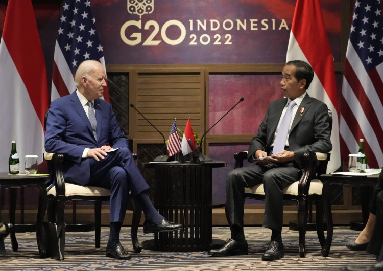 Prezydent USA Joe Biden z prezydentem Indonezji Joko Widodo przed szczytem G20 na Bali, 14 listopada 2022 r. Ekspert: „Polska ma szanse na wejście do grupy G20”