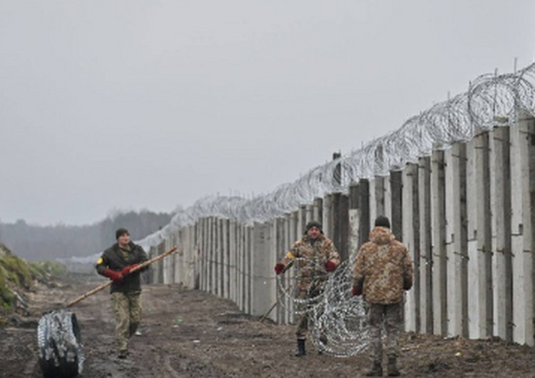  Ukraińcy budują mur na granicy z Białorusią. „Tak jak zrobili Polacy”