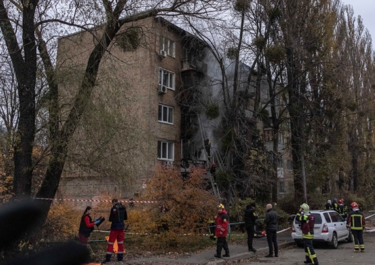 15.11.2022 r. Kijów - Strażacy pracują nad ugaszeniem pożaru w budynku mieszkalnym, który został trafiony podczas rosyjskiego ataku Na Ukrainę spadła rekordowa liczba rakiet. „Sytuacja jest krytyczna”