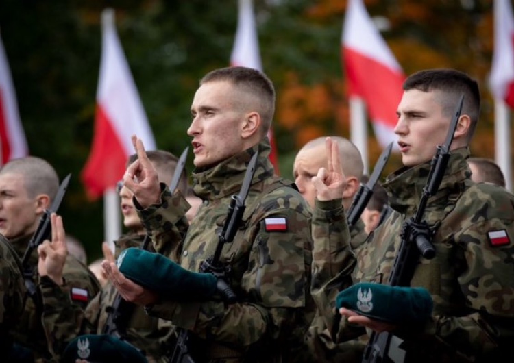 Polscy żołnierze składają przysięgę Politico: Poznajcie nadchodzące militarne mocarstwo Europy: Polskę