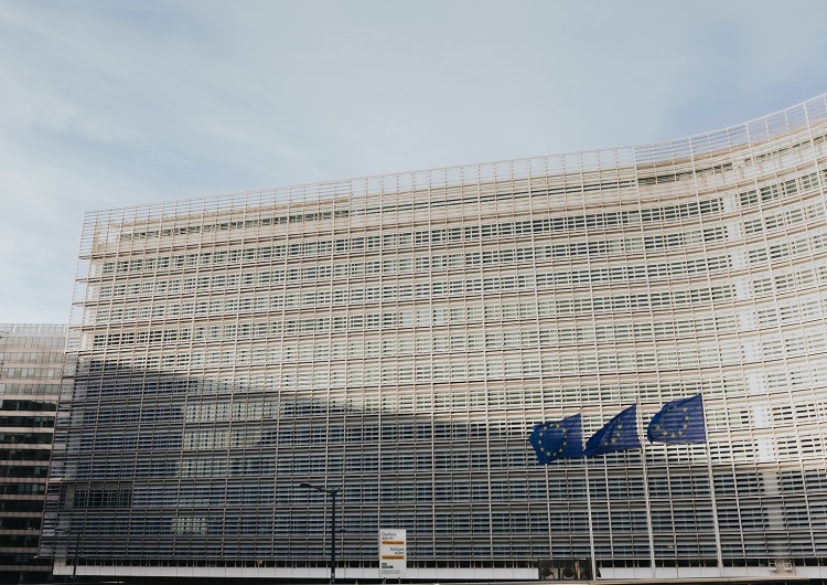 Siedziba Komisji Europejskiej w Brukseli Wiceminister: „Polska powinna wetować rozwiązania na poziomie UE. Wtedy zostanie wypłacone KPO”
