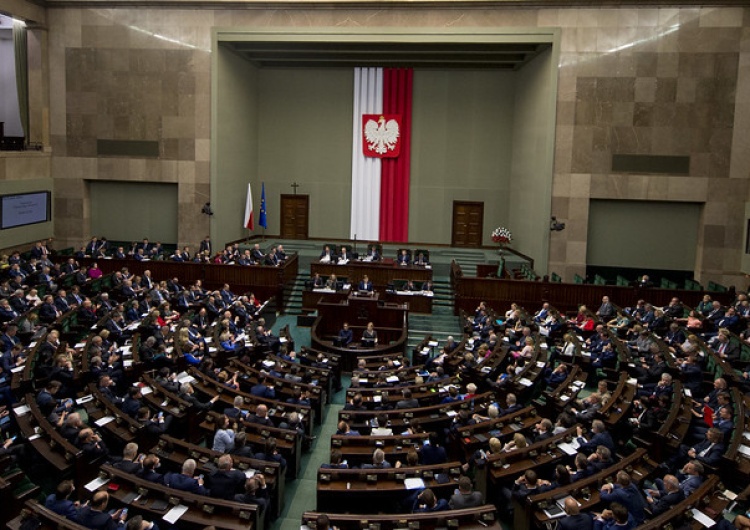 Posiedzenie Sejmu 11 maja 2016 roku O 100 posłów za dużo?