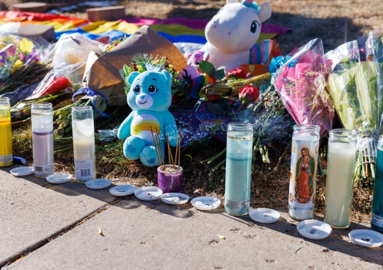 Kwiaty składane w miejscu krwawej strzelaniny w Colorado Springs Strzelanina w klubie LGBT w Colorado Springs miała być winą „prawicowej nienawiści”. Podejrzany okazał się… „niebinarny”