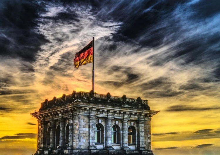 Flaga Niemiec na Bundestagu 