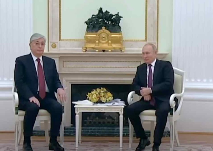 Władimir Putin i Kasym-Żomart Tokajew Podejrzane zachowanie Putina. Uwagę zwraca jego stopa [WIDEO]