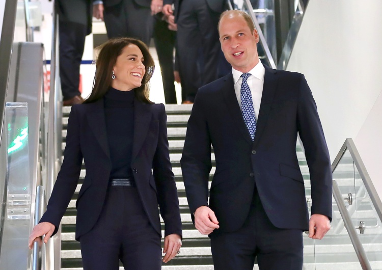 Książę William i Kate Middleton Tak książę William i Kate Middleton zachowywali się na pokładzie samolotu 