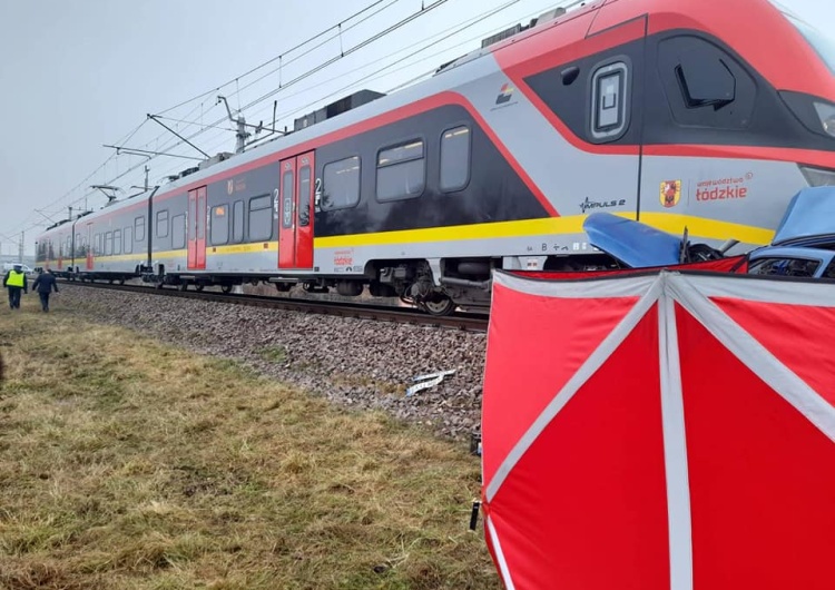 Wypadek na przejeździe kolejowym Tragiczny wypadek na przejeździe kolejowym w Ozorkowie. Nie żyje kierowca