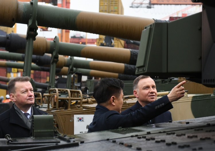 odbiór koreańskich czołgów i armatohaubic Koreańskie czołgi i armatohaubice już w Polsce. Szef MON: To pierwsza partia 