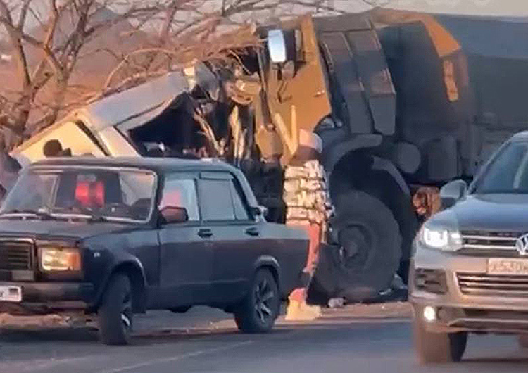 Wypadek na drodze w Donbasie Zderzenie wojskowej ciężarówki z busem w Donbasie. Są ofiary