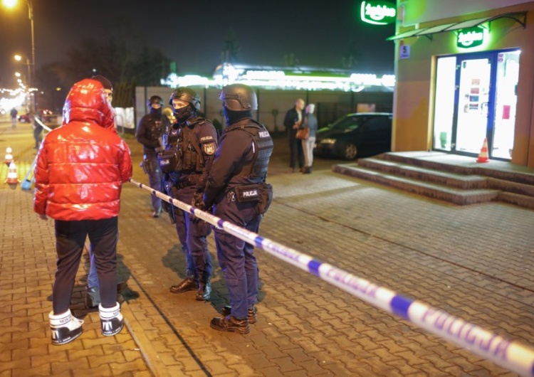 Policja przed sklepem przy ulicy Płockiej w Sochaczewie Koniec policyjnej obławy. Odnaleziono ciało nożownika z Sochaczewa