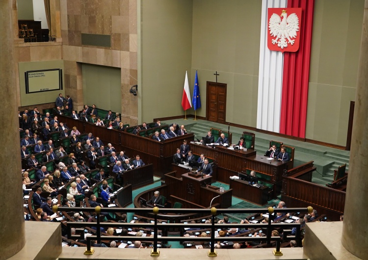Obrady Sejmu RP [najnowszy sondaż] PiS traci, ale wciąż z dużą przewagą. Spadek poparcia dla KO, zyskuje Hołownia
