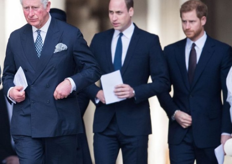 Król Karol III, książę William i książę Harry  Burza w Pałacu Buckingham. Król Karol III podjął sensacyjną decyzję