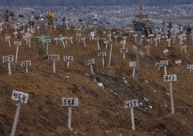 Numery oznaczające groby niezidentyfikowanych ofiar w Mariupolu Niemiecki historyk: gdyby Ukraina miała polegać tylko na Niemczech, już by nie istniała