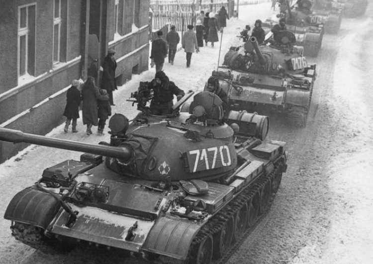 Czołgi T-55 w Zbąszyniu podczas stanu wojennego 41 lat temu wprowadzono w Polsce stan wojenny