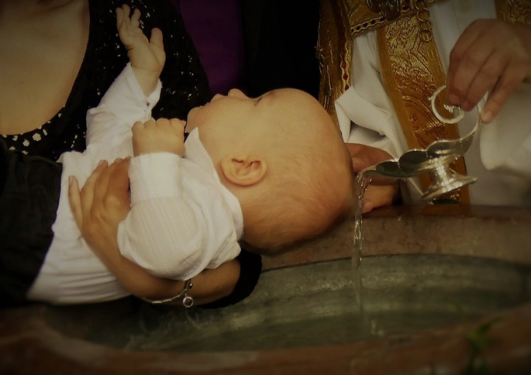 chrzest dziecka / zdjęcie poglądowe Znana aktorka nie ochrzciła swoich córek. „Sakramenty zamykają nasze czakry”