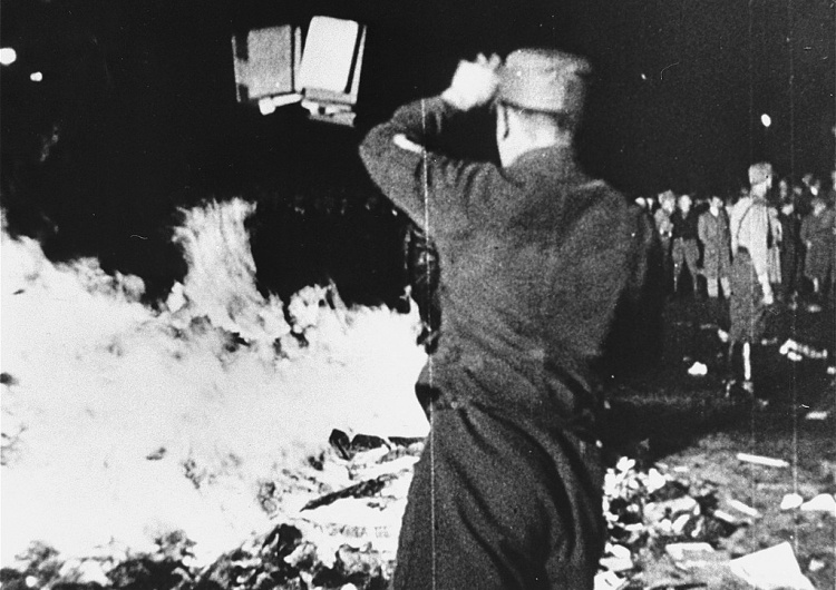 Palenie książek w Niemczech. 1933 Szok. „Gazeta Wyborcza” o „paleniu książki prof. Roszkowskiego”
