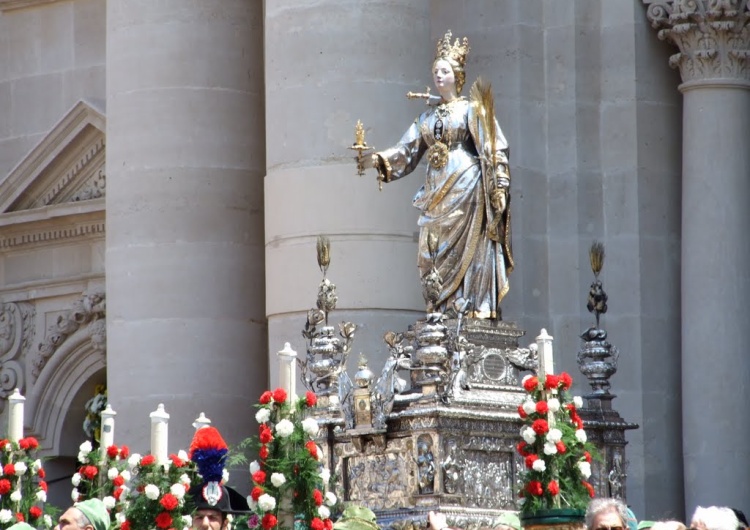 statua św. Łucji Wspomnienie św. Łucji z Syrakuz – historia, zwyczaje i przesądy