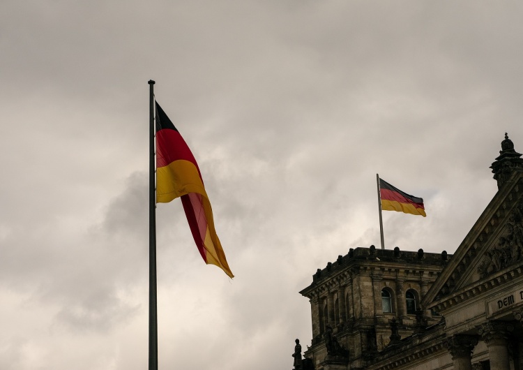 Flaga Niemiec Niemcy: Policja w domach aktywistów klimatycznych. Poważne zarzuty