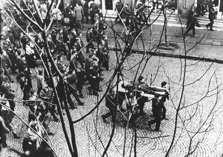 Grudzień 1970 w Gdyni: Ciało Zbyszka Godlewskiego niesione przez demonstrantów Grudzień 1970. 52 lata temu rozpoczęły się na Wybrzeżu strajki. Spacyfikowano je trzy dni później, w tzw. Czarny Czwartek
