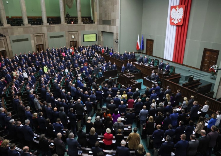 Posłowie na sali obrad Sejmu w Warszawie Incydent na sali sejmowej. Posłanka KO zemdlała