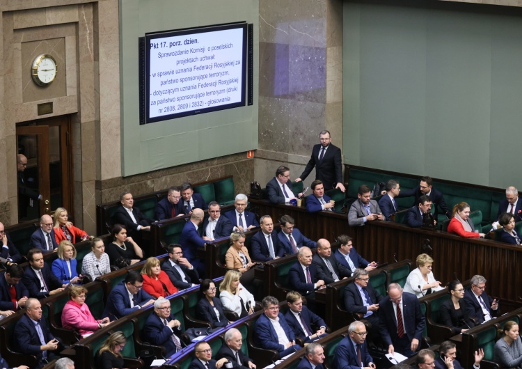 Sejm przyjął uchwałę uznającą Rosję za państwo sponsorujące terroryzm wraz z poprawką PiS Sejm uznał Rosję za państwo sponsorujące terroryzm. Opozycja nie głosowała