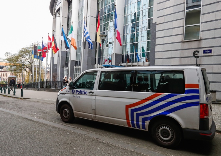 Furgonetka policyjna przed Parlamentem Europejskim w Brukseli Partner Evy Kaili przyznał się do brania łapówek od Kataru w celu wpłynięcia na decyzje PE