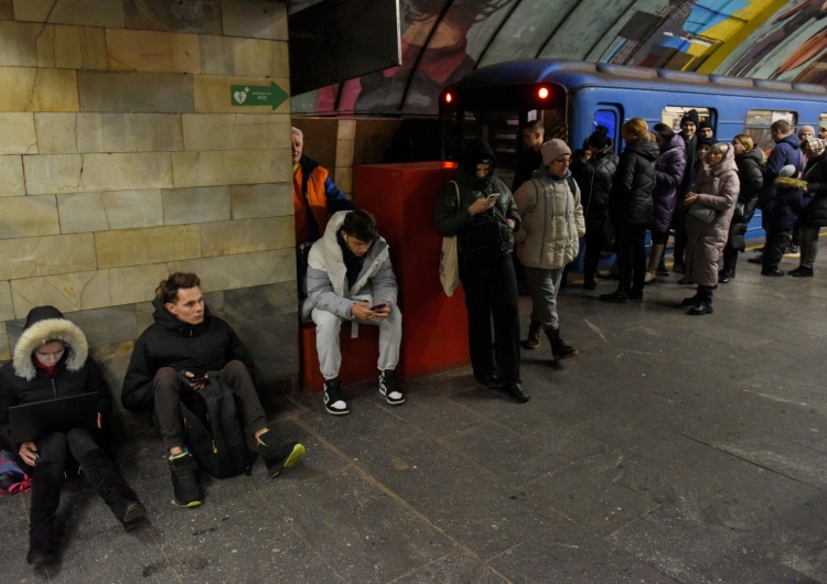Ludzie chroniący się na stacji metra podczas alarmu przeciwlotniczego. Kijów, 16 grudnia 2022 r. Zmasowany atak rakietowy na Ukrainę. Na wschodzie i południu uszkodzono obiekty energetyczne