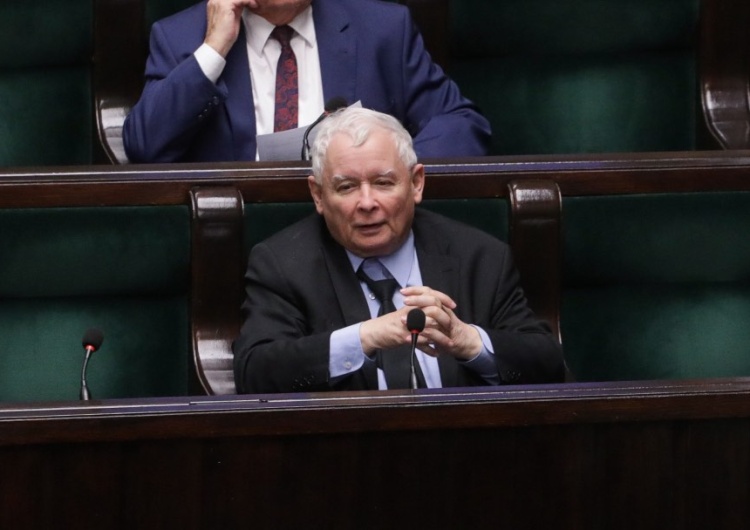 Warszawa, 15.12.2022. Jarosław Kaczyński na sali obrad Sejmu Prezes PiS ma problem? Zobacz najnowszy sondaż
