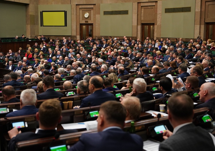 Sejm RP [najnowszy sondaż] PiS mimo spadku wciąż z dużą przewagą. Jak chcą głosować Polacy?