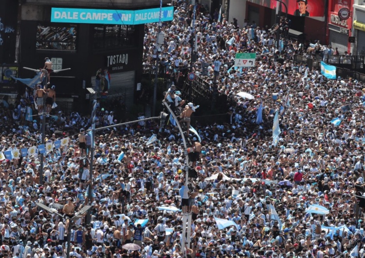  4 miliony ludzi na ulicach Buenos Aires. Argentyńscy piłkarze w helikopterach, bo autokar utknął w tłumie