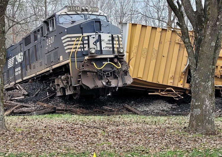 Zderzenie pociągu z lokomotywą USA: Rozpędzony pociąg uderzył w ciężarówkę. Dramatyczny wypadek [WIDEO]