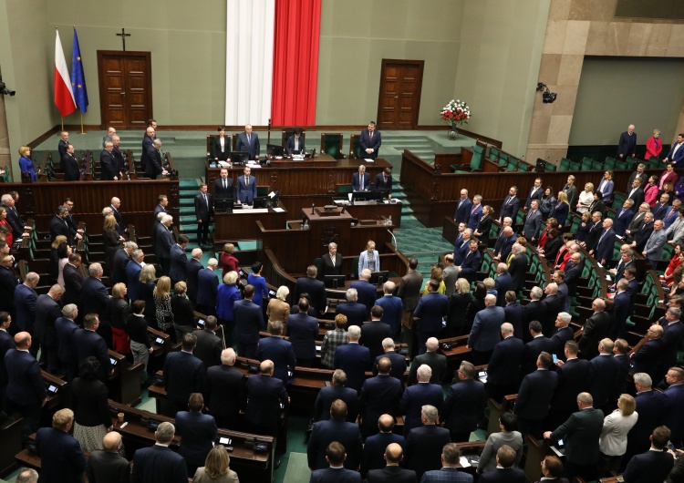 Obrady Sejmu RP Sondaż dla OKO.PRESS: Wzrost poparcia dla PiS, 5 ugrupowań w Sejmie
