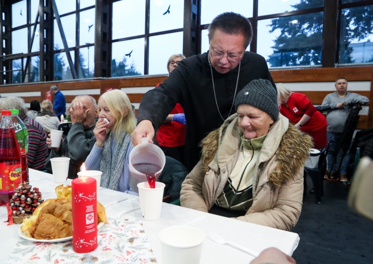 abp Grzegorz Ryś na kolacji wigilijnej podopiecznych Caritasu w Łodzi Wigilie dla potrzebujących w całej Polsce