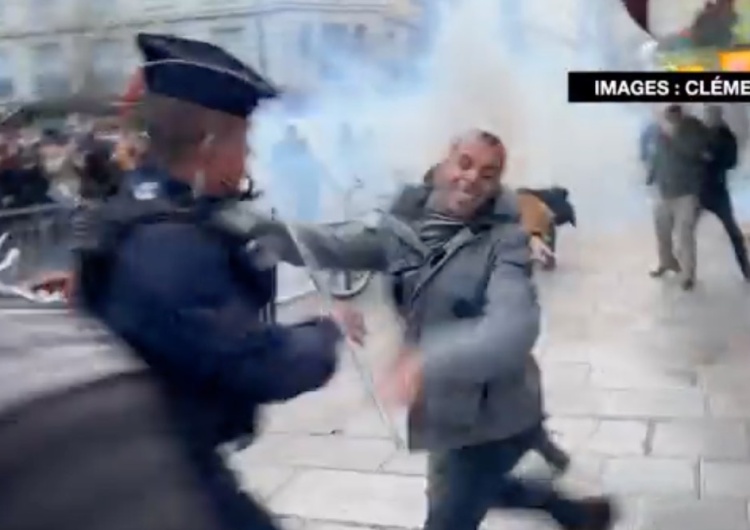  Demonstranci podpalają śmietniki i wznoszą barykady. Zamieszki po strzelaninie w Paryżu [WIDEO]